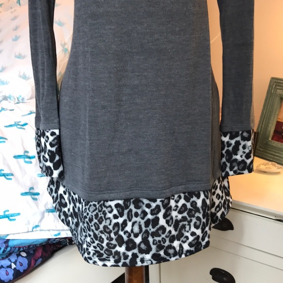 Cheetah print black white gray sweater - Picture 2 of 4